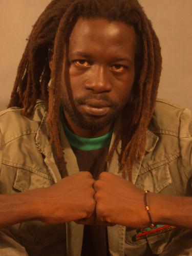 Baptisé dans la pure tradition Sérère du nom de Didier Maxim Amar Mbengue, le jeune homme s'est choisi Dread Maxim comme nom sur la scène. Une trouvaille faite à partir de ses dreadlocks et de so